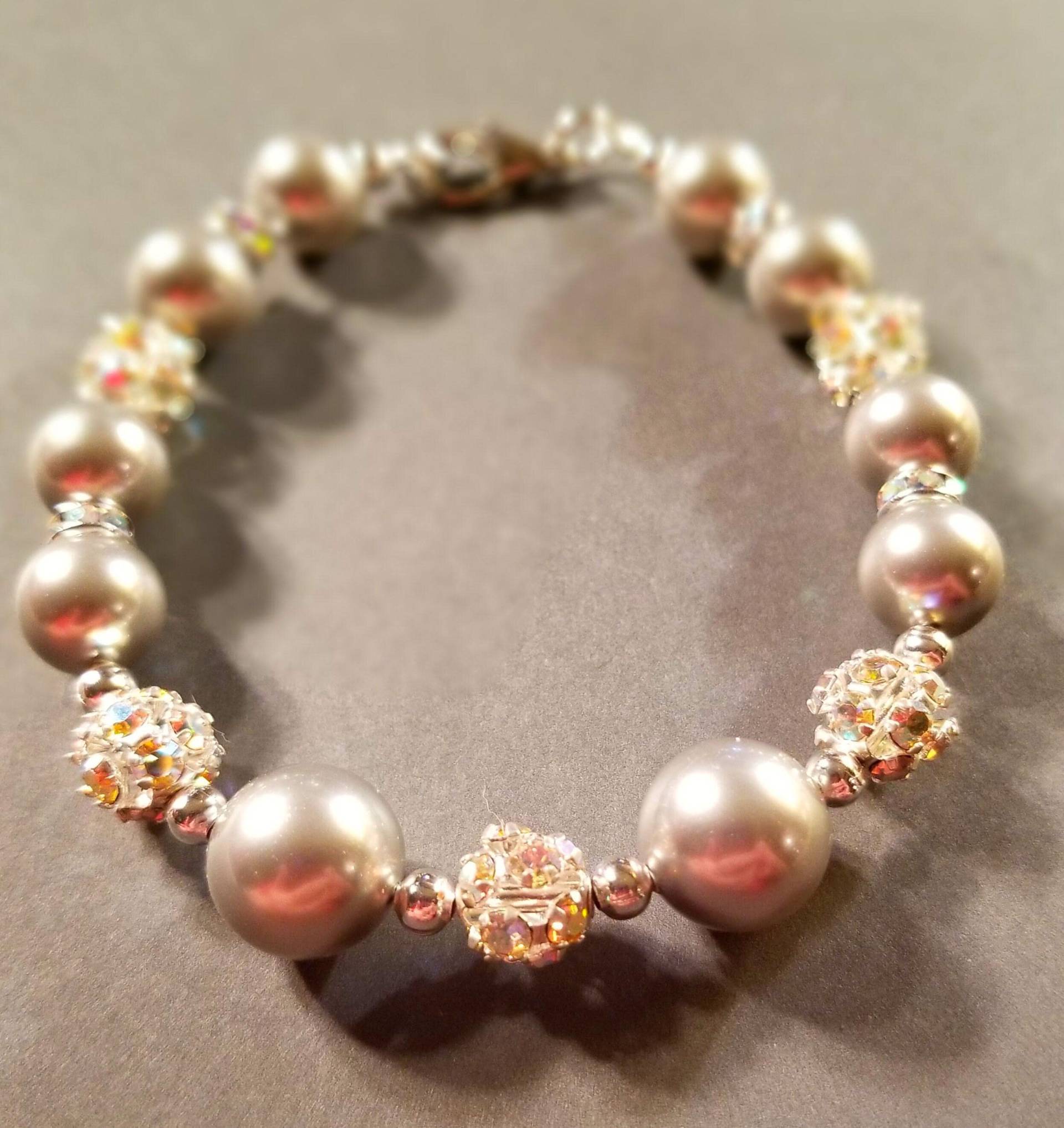 Armband Aus Grauen Glaswachsperlen Und Strass von junosgarden