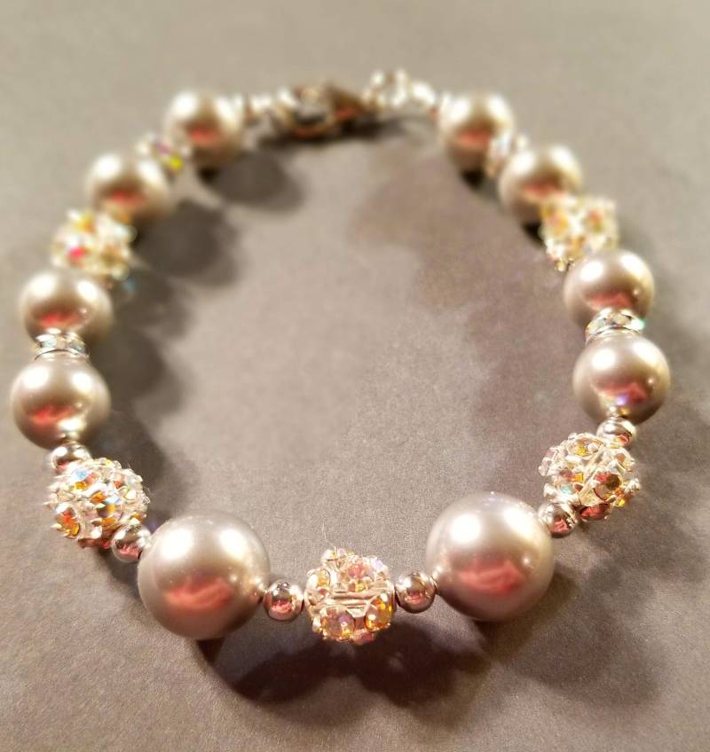 Armband Aus Grauen Glaswachsperlen Und Strass von junosgarden