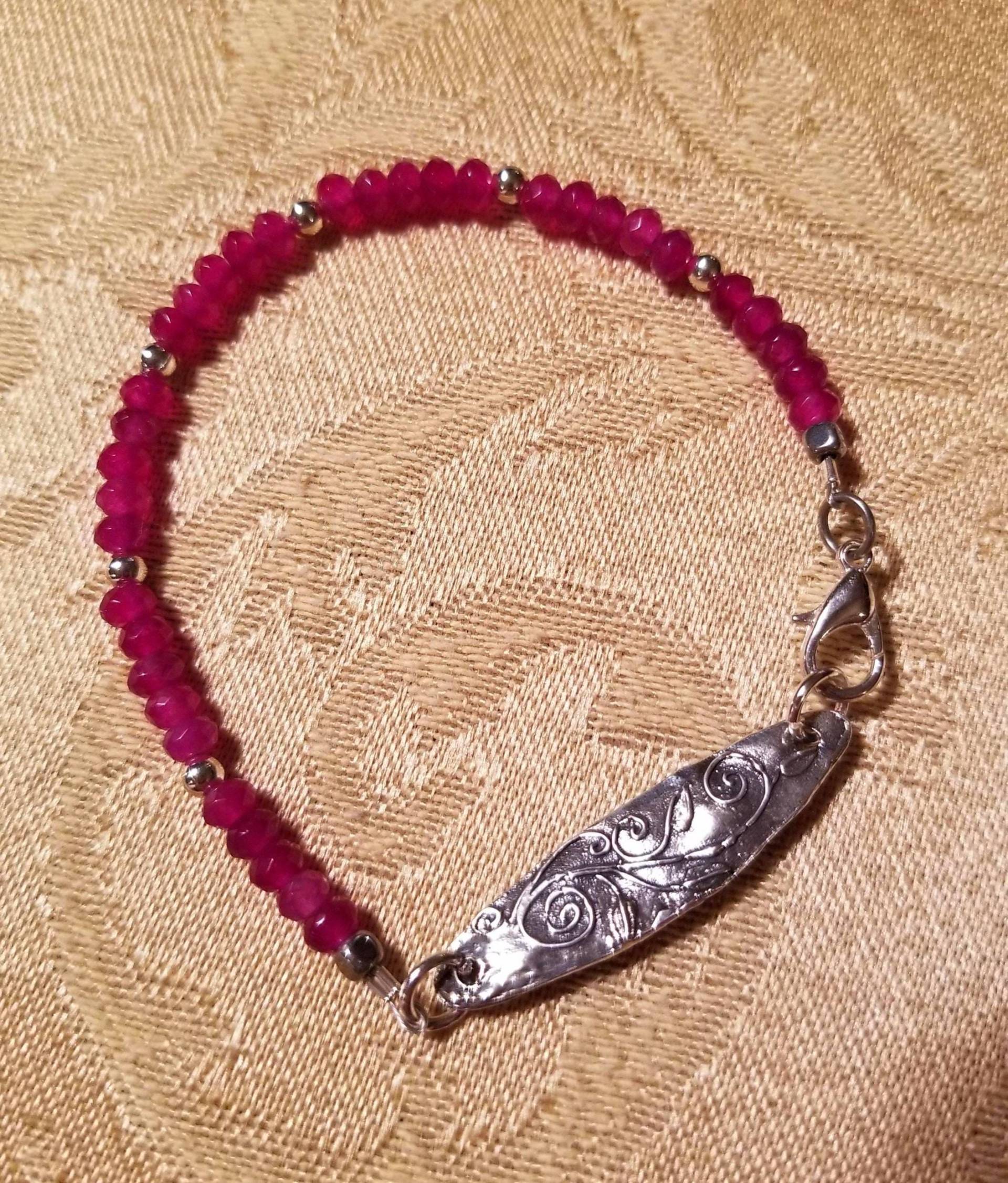Kirsch Jade Edelstein Armband Mit Silbernem Charm Fokal Kirsch Jade Edelstein Armband Mit Silbernem Charm Fokal von junosgarden