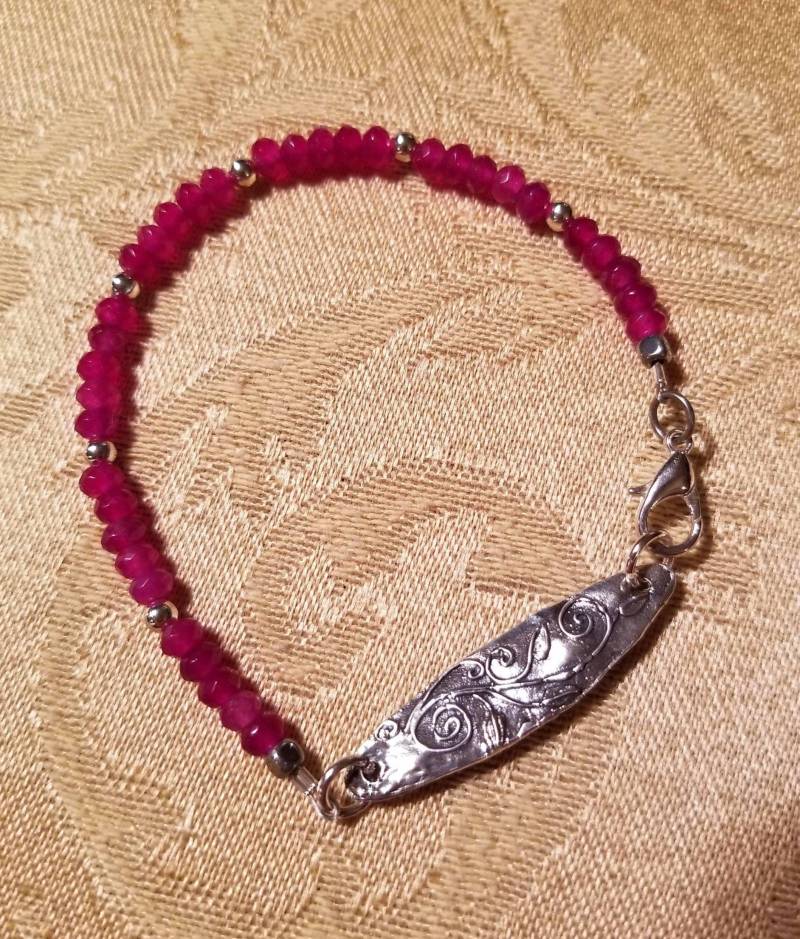Kirsch Jade Edelstein Armband Mit Silbernem Charm Fokal Kirsch Jade Edelstein Armband Mit Silbernem Charm Fokal von junosgarden
