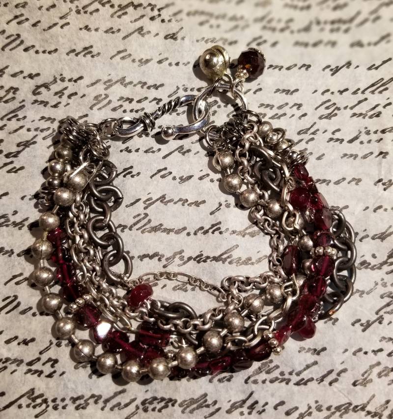 Matt Silberkette & Granat Multistrand Armband von junosgarden