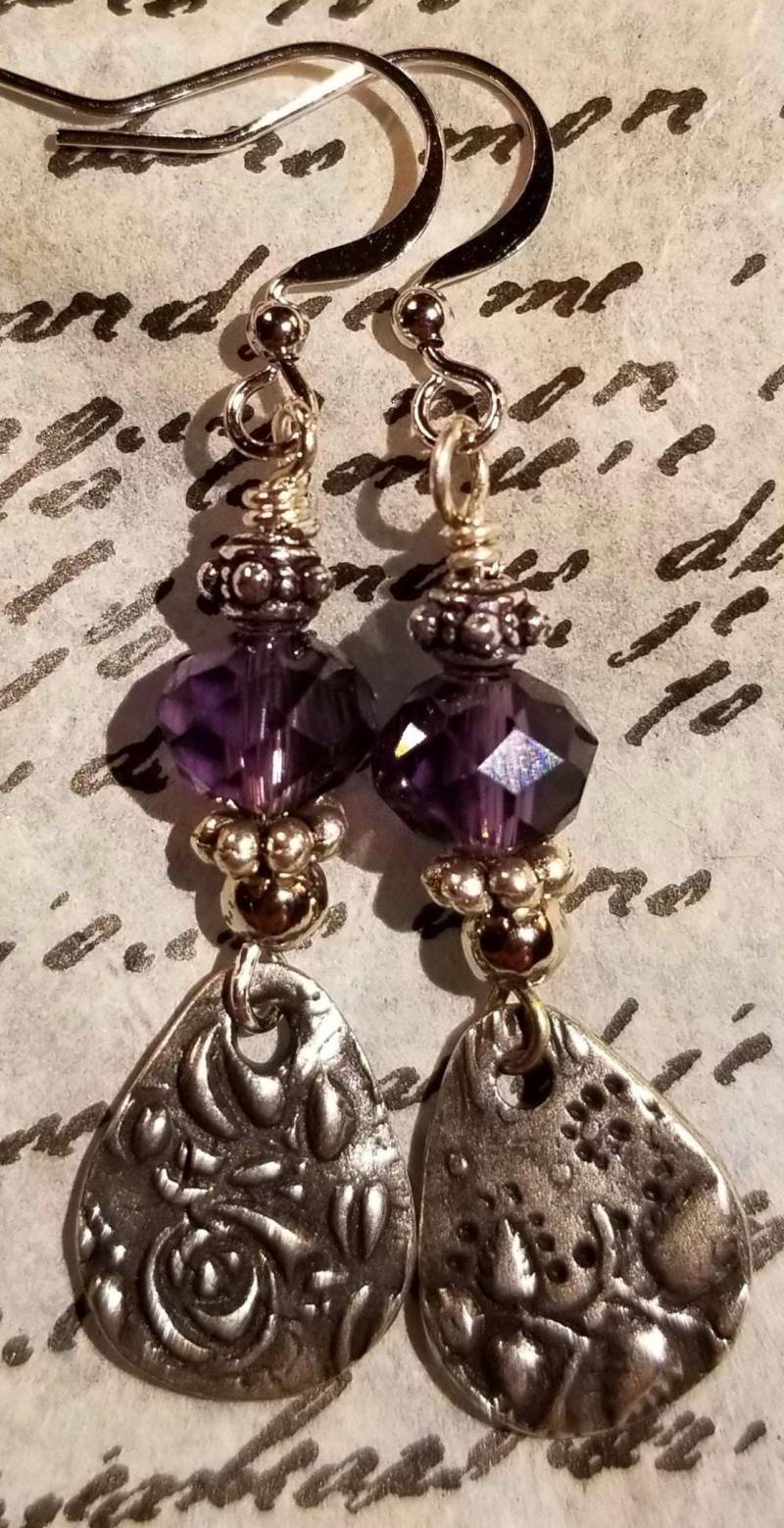 Ohrringe Aus Geprägtem Silberzinn Und Lila Kristall von junosgarden