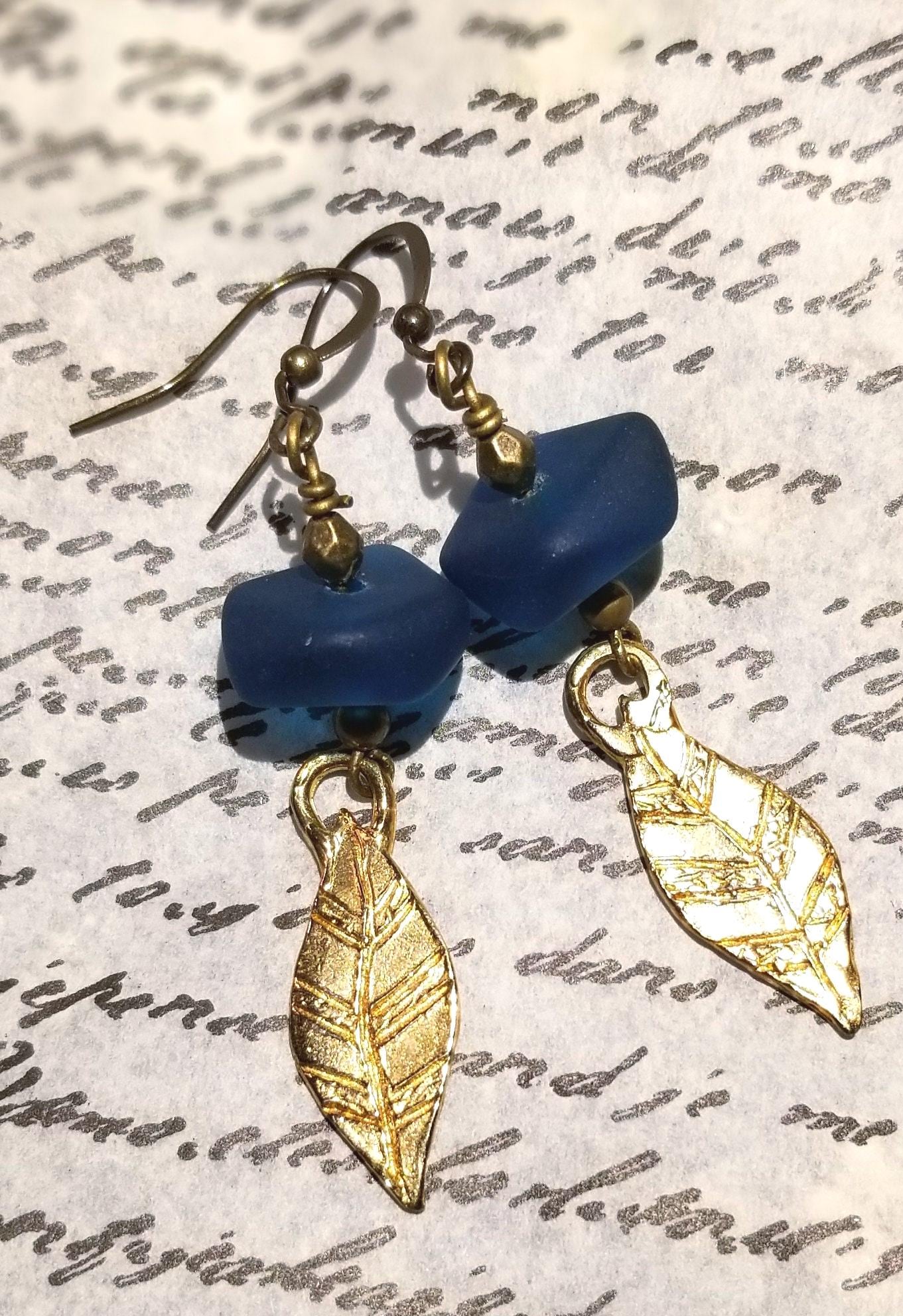 Ohrringe Aus Tiefblauem Seeglas Und Messingblättern von junosgarden