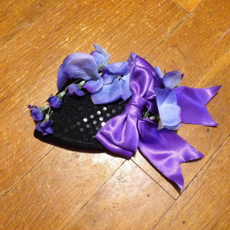 Mini Fascinator Hut Mit Schleife Und Blumen, Schwarze Pailletten, Hergestellt Von Jupiter Moon 3 Mini Fascinator Hut Mit Schleife Und Blumen, Schwarze Pailletten, Hergestellt Von Jupiter Moon 3 von jupitermoon3