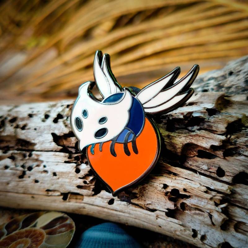 Primal Aspid - Hohler Ritter Emaille Pin von DownTheWellArt