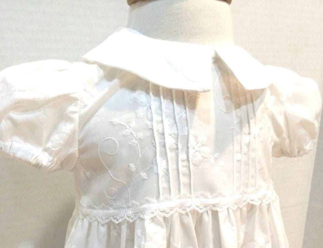 Weißes Besticktes Taufkleid & Häubchen Weißes Besticktes Taufkleid & Häubchen von justbabygifts