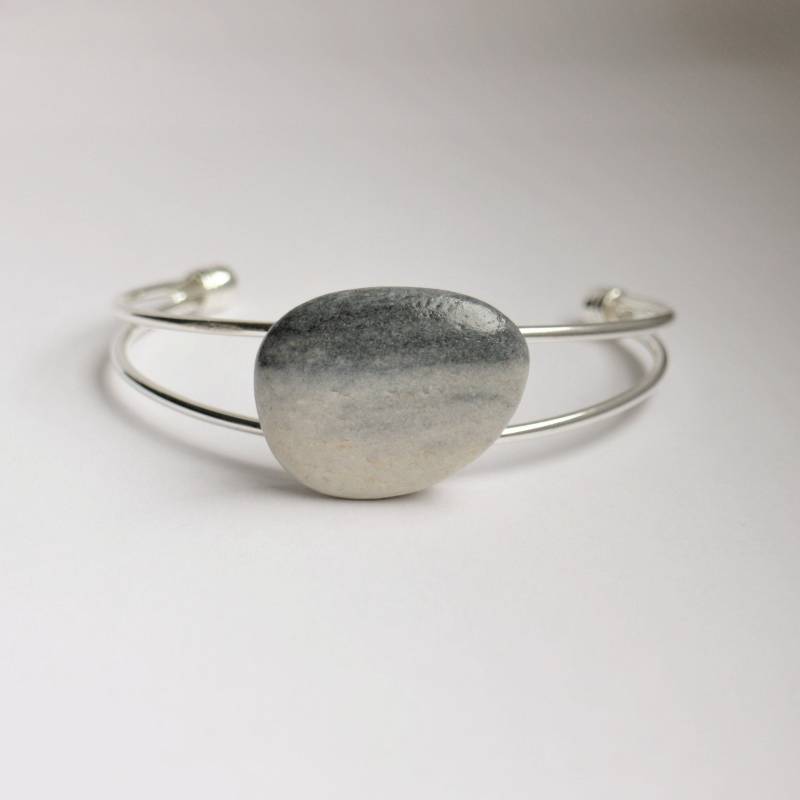 Armreif Mit Zweifarbigem Strandstein, Einzelstück, Versandkostenfrei Armreif Mit Zweifarbigem Strandstein, Einzelstück, Versandkostenfrei von justfortytwo