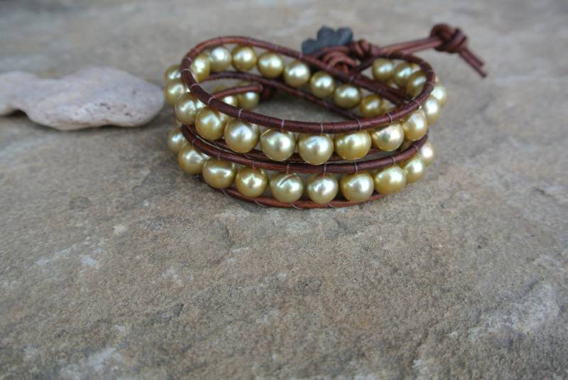 Sale 40% Goldenes Süßwasserperlen Leder Wickelarmband Sale 40% Goldenes Süßwasserperlen Leder Wickelarmband von justhipstuff