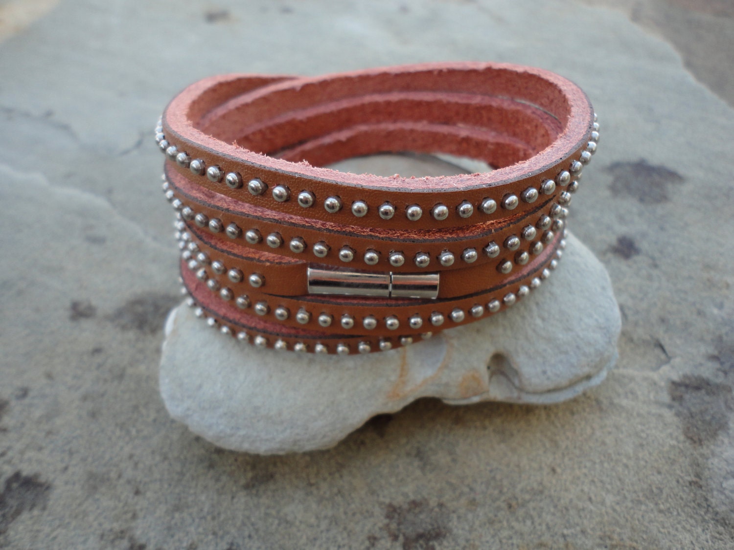 Verkauf 40 % Rabatt Auf Justhipstuff Besetzt Leder Wrap Armband Verkauf 40 % Rabatt Auf Justhipstuff Besetzt Leder Wrap Armband von justhipstuff