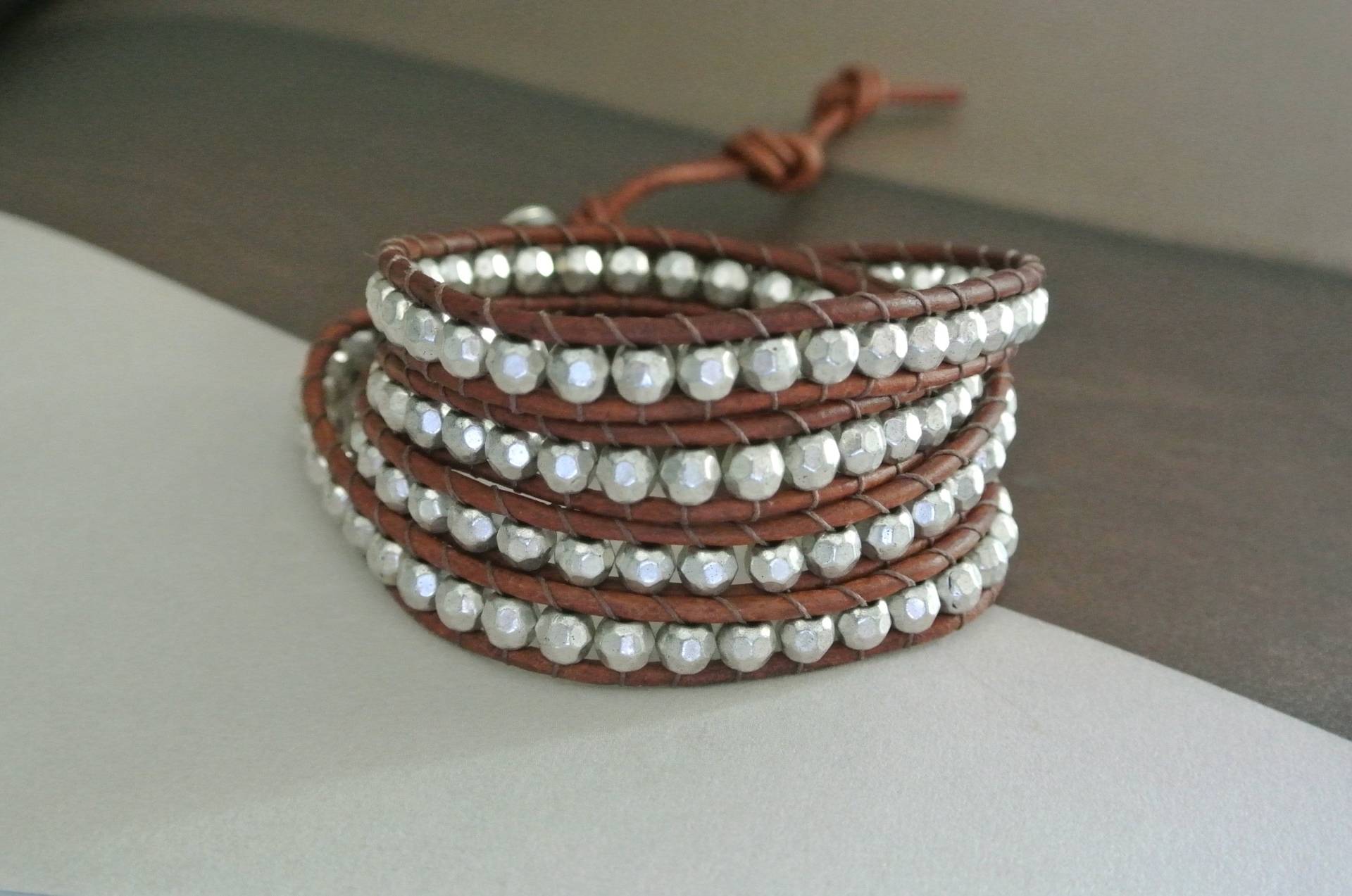 Verkauf 40 % Rabatt Auf Justhipstuff Silber Zinn Perlen Leder Wrap Armband Verkauf 40 % Rabatt Auf Justhipstuff Silber Zinn Perlen Leder Wrap Armband von justhipstuff