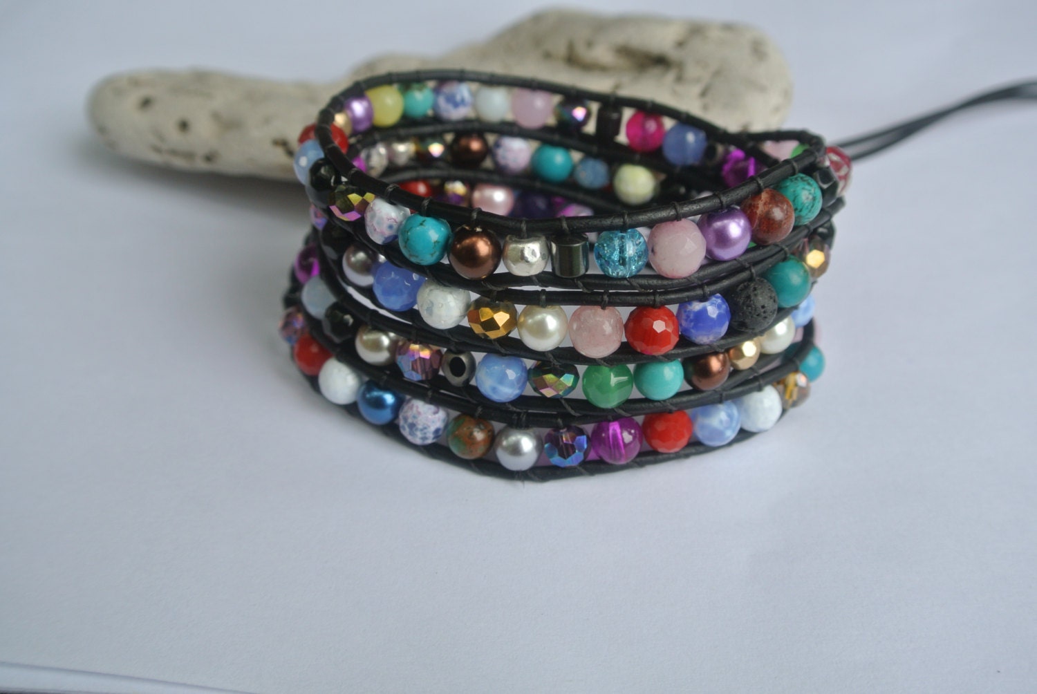 Verkauf 40 % Rabatt Auf Konfetti Gemischt Stein Perlen Schwarz Leder Wrap Armband Verkauf 40 % Rabatt Auf Konfetti Gemischt Stein Perlen Schwarz Leder Wrap Armband von justhipstuff