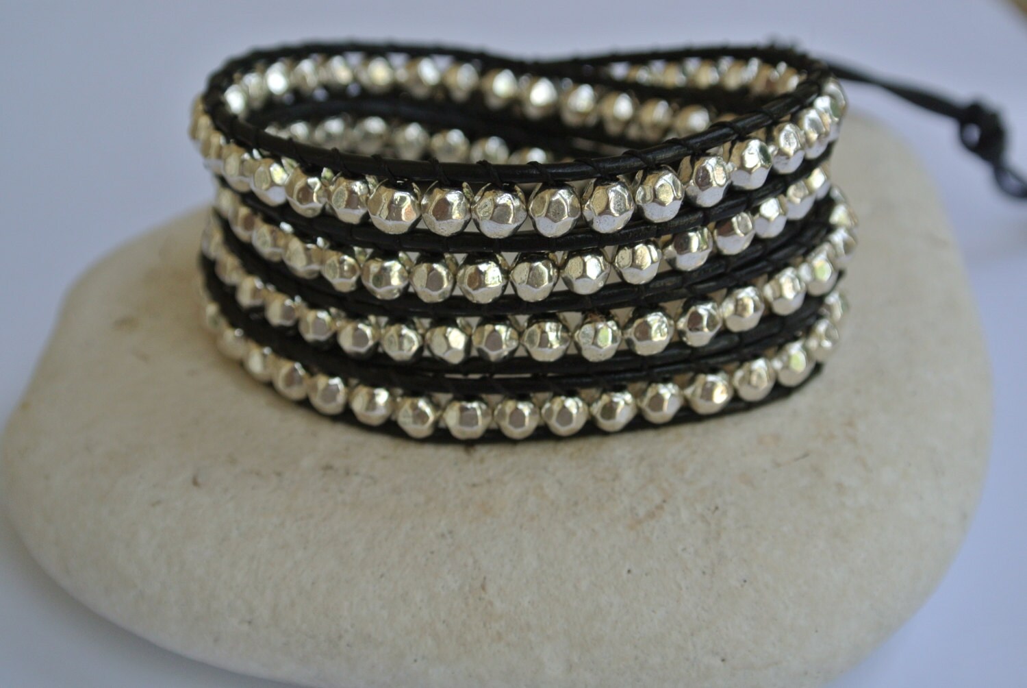 Verkauf 40 % Rabatt Auf Silber Zinn Perlen Leder Wrap Armband Verkauf 40 % Rabatt Auf Silber Zinn Perlen Leder Wrap Armband von justhipstuff
