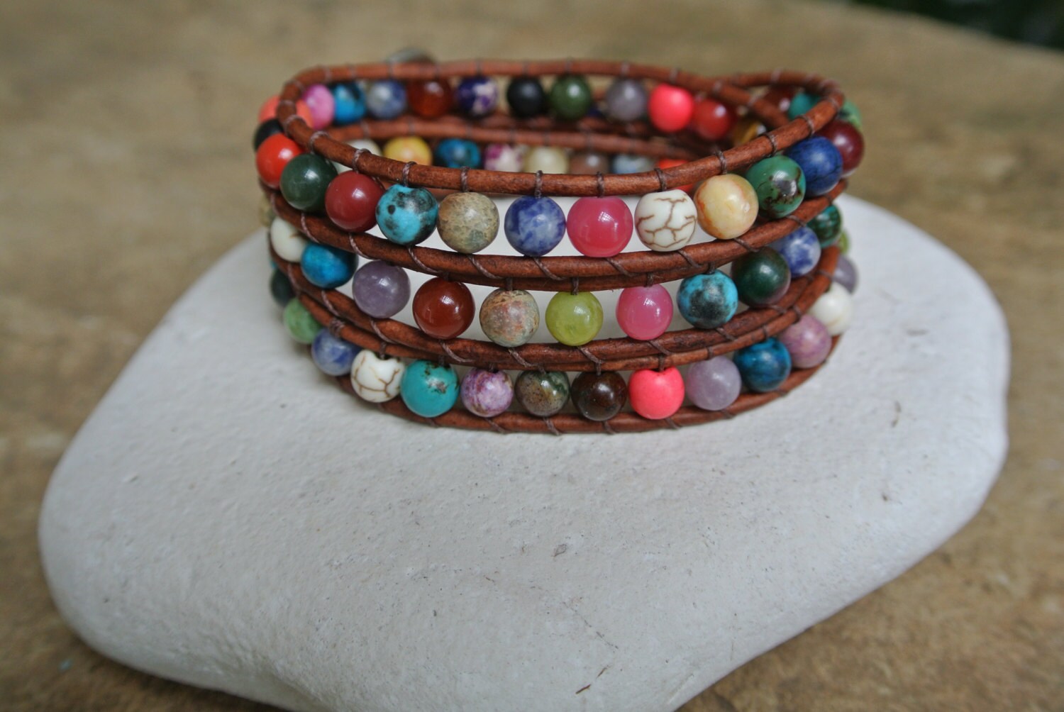 Verkauf 40 % Rabatt Tundra Edelstein Perlen Leder Wrap Armband Verkauf 40 % Rabatt Tundra Edelstein Perlen Leder Wrap Armband von justhipstuff