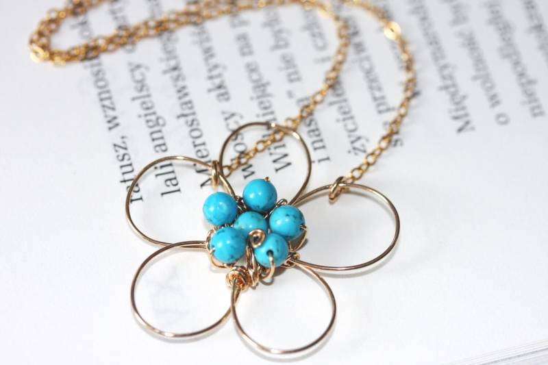 Blumenhalskette, Handgefertigt Mit Türkissteinen Blumenhalskette, Handgefertigt Mit Türkissteinen von justynajewelry