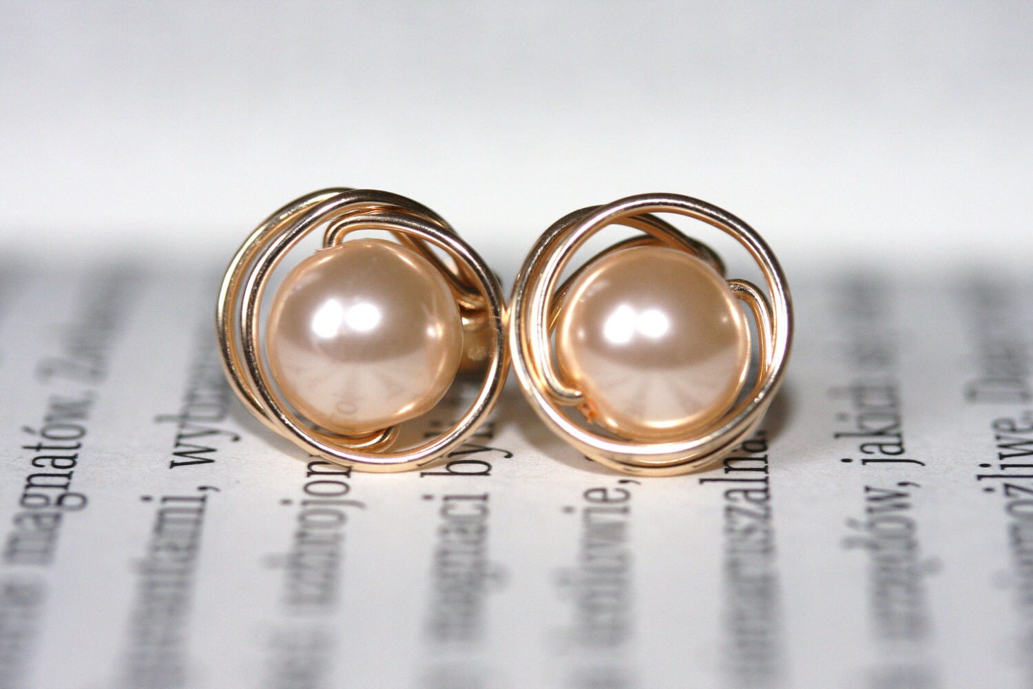 Perle Ohrstecker in 14K Gold Gefüllt, Handgemachte Draht Umwickelt von justynajewelry