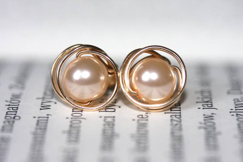 Perle Ohrstecker in 14K Gold Gefüllt, Handgemachte Draht Umwickelt Perle Ohrstecker in 14K Gold Gefüllt, Handgemachte Draht Umwickelt von justynajewelry