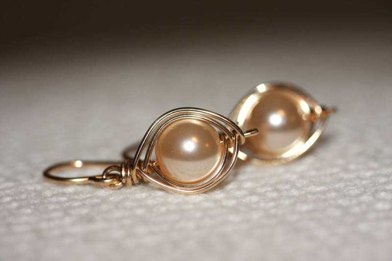 Swarovski Perle Ohrringe Gewickelt in 14K Gold Gefüllt Draht Swarovski Perle Ohrringe Gewickelt in 14K Gold Gefüllt Draht von justynajewelry