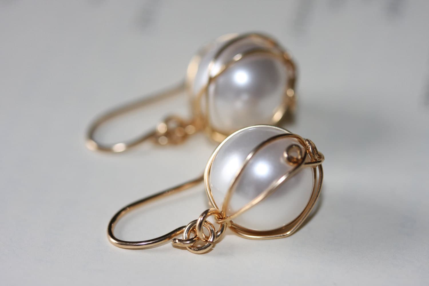 Swarovski Perlen Ohrringe Eingewickelt in 14K Gold Filled Draht von justynajewelry