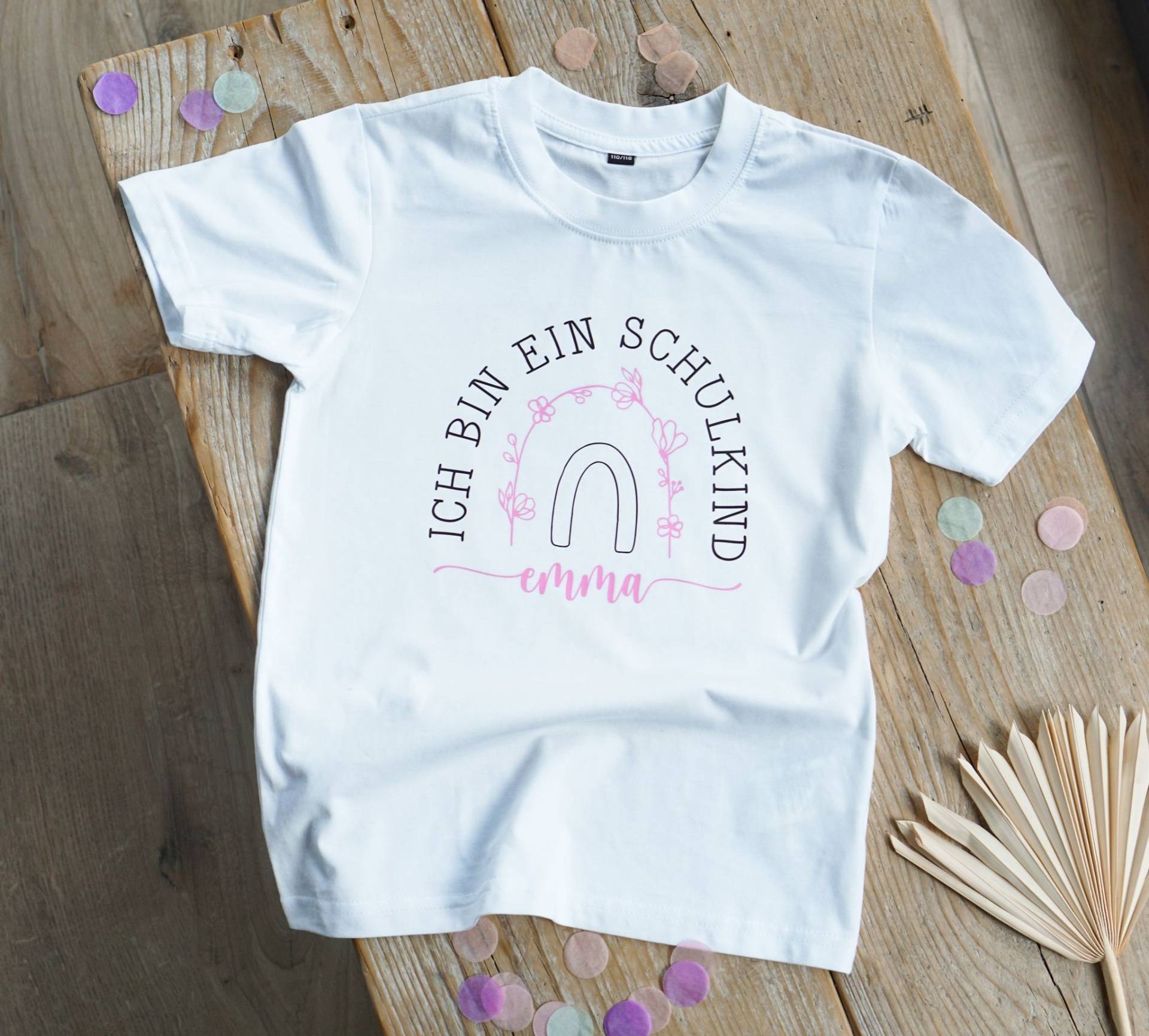 T-Shirt Für Schulkind Zum Schulanfang in Weiß Mit Namen von jusydesignstudio