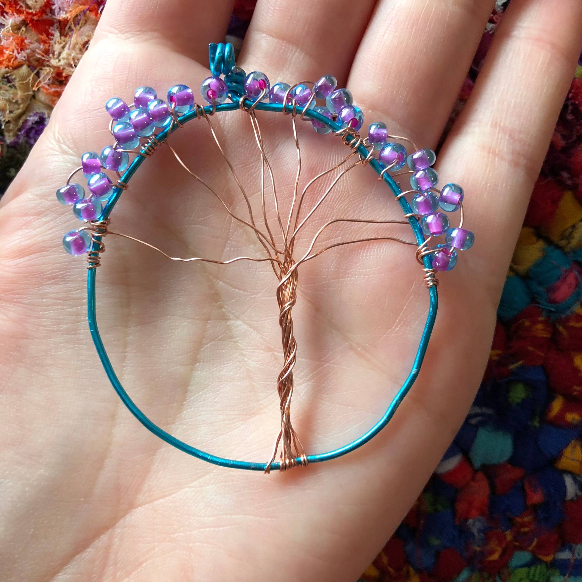 Draht Gewickelt "Baum Des Lebens" Anhänger W/Rosa Und Blaue Glasperlen Draht Gewickelt "Baum Des Lebens" Anhänger W/Rosa Und Blaue Glasperlen von jxrdyceleste