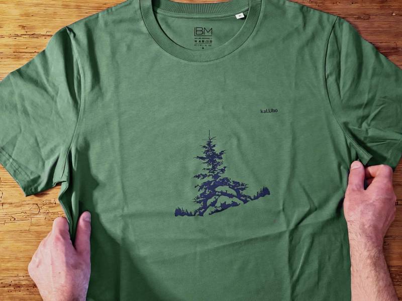 T-Shirt | Langlebiger Druck Baum Tanne Kalubo Natur Wald Bio Baumwolle Vegan Umweltfreundlich Pflanze Bayern T-Shirt | Langlebiger Druck Baum Tanne Kalubo Natur Wald Bio Baumwolle Vegan Umweltfreundlich Pflanze Bayern von kaLUboTextilen