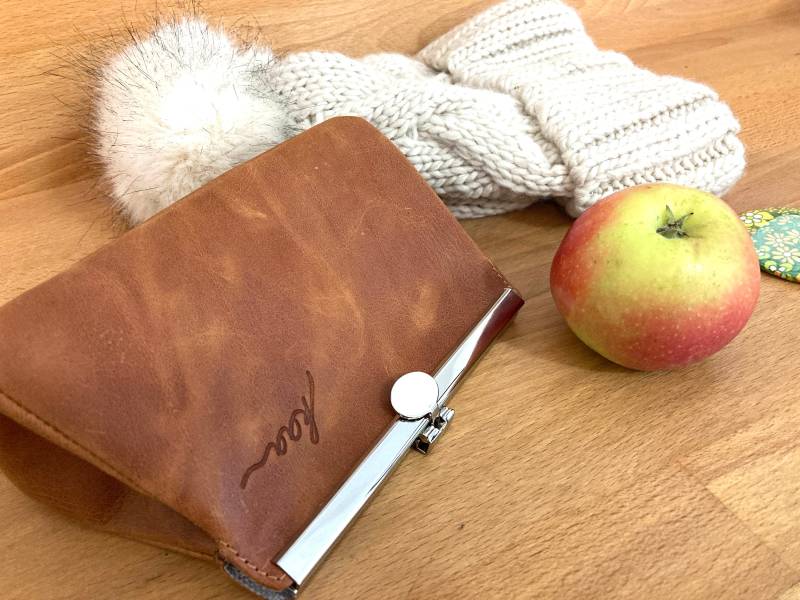 Kosmetiktasche Aus Leder Mit Silbernem Bügelverschluss, Makeup Organizer, Geschenk Freundin von kaaberlin