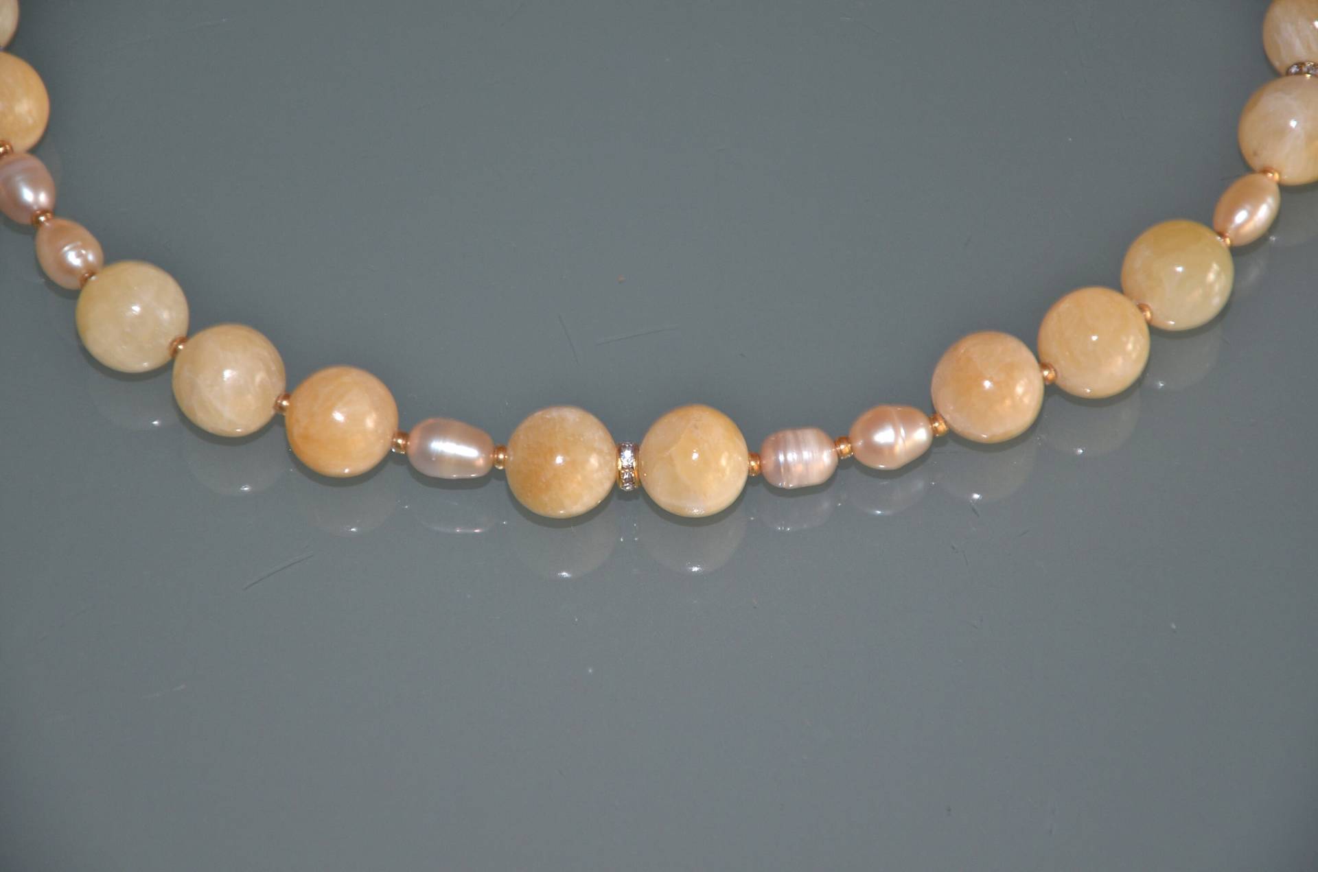 Gold/Naturfarbene Perlenkette "Alabast" von kadenasDesign