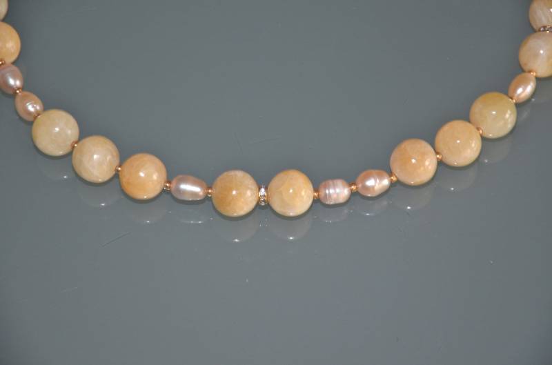 Gold/Naturfarbene Perlenkette "Alabast" von kadenasDesign