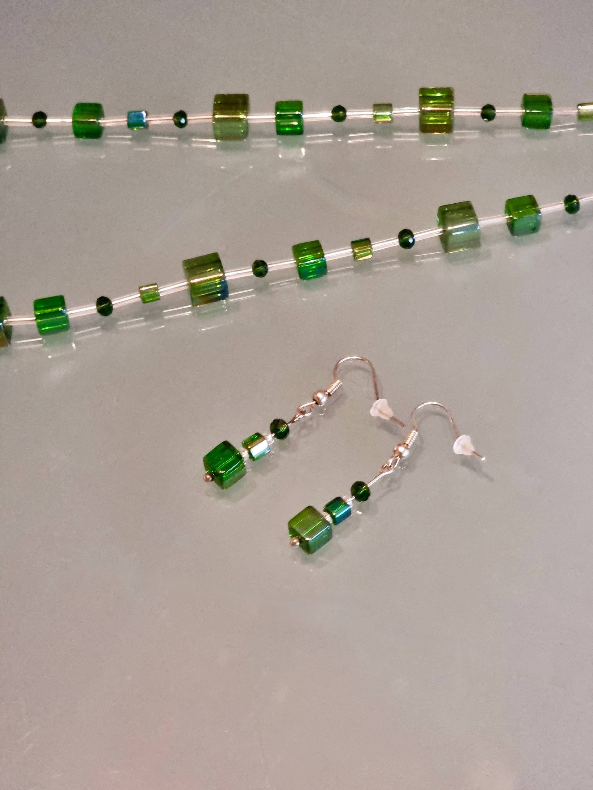 Grüne Glaswürfel-Ohrhänger von kadenasDesign