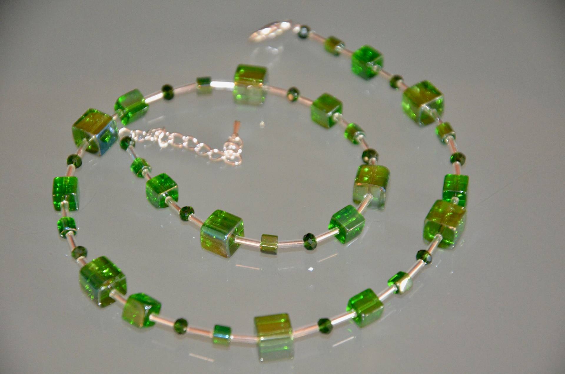 Grüne Würfelkette "Fresh" Aus Glaswürfeln Und Kristallperlen von kadenasDesign