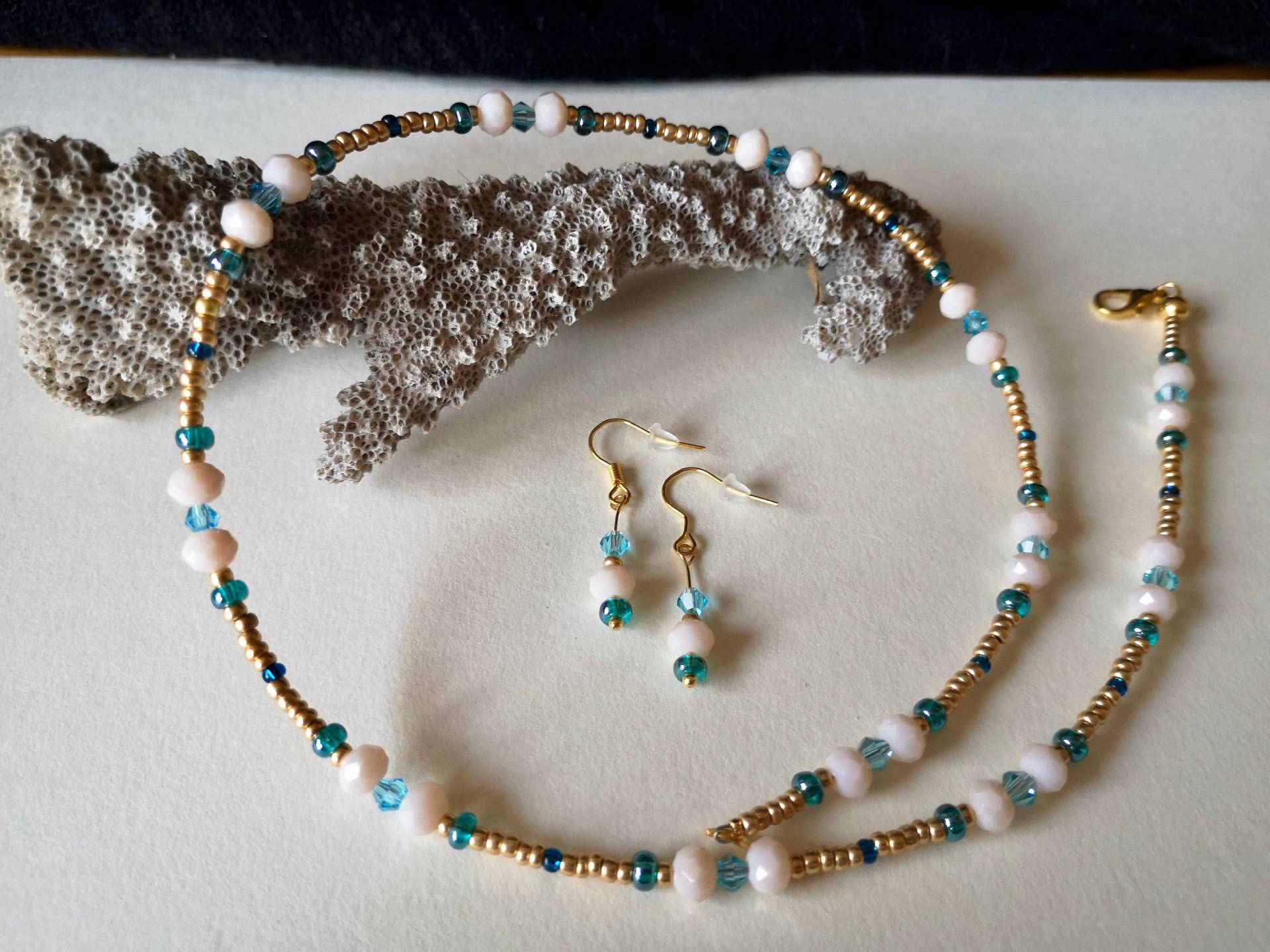 Kette in Gold-Türkis-Elfenbein Tönen - Zartes Glasperlenspiel von kadenasDesign