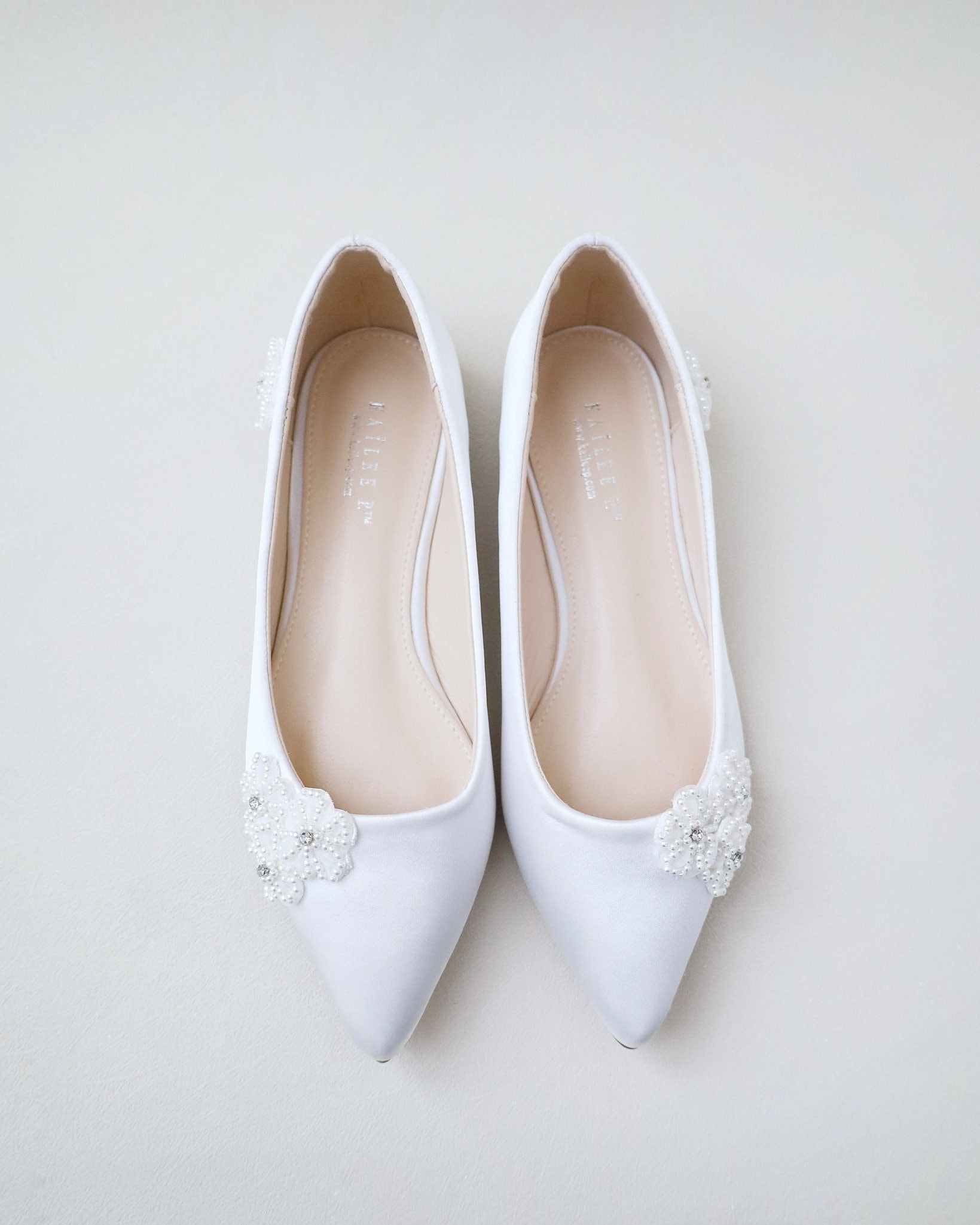 Weiße Hochzeitsschuhe Mit Perlen Chassia Blumen, Hochzeitsschuhe, Brautjungfer Schuhe, Weiße Brautschuhe, Satinschuhe von kaileep