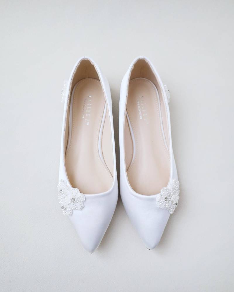 Weiße Hochzeitsschuhe Mit Perlen Chassia Blumen, Hochzeitsschuhe, Brautjungfer Schuhe, Weiße Brautschuhe, Satinschuhe von kaileep