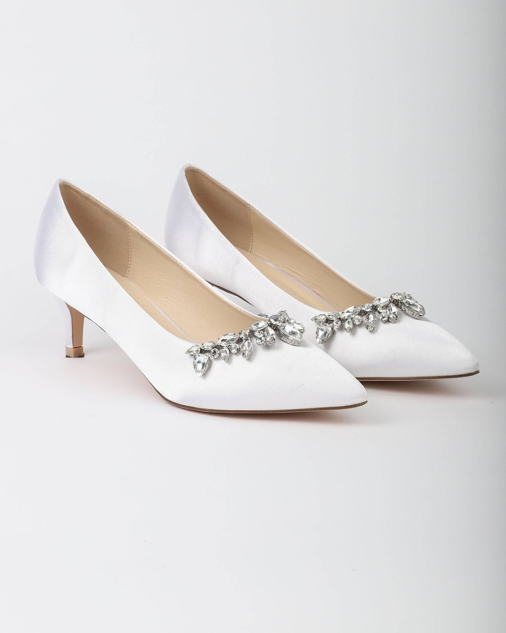 Weiße Satin-Pumps Mit Spitzen Zehen Und Tropfenförmigen Strasssteinen, Damen-Hochzeitsschuhe, Brautjungfern-Schuhe von kaileep