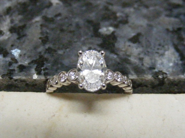 Vintage Cubic Zirconia Fancylarge Oval Cut Verlobungsring Aus Sterling Silber Mit Cz Akzent Stein Lot 6120 von kajangles