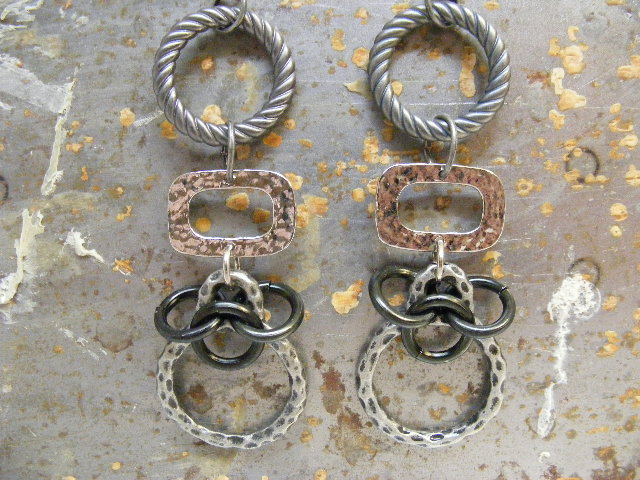 strukturierte Formen. Ausgefallene Gemischte Metalle Lange Ohrstecker Lot 12121-8 von kajangles