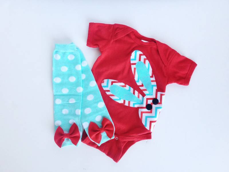 Chevron Easter Bunny Rabbit Einteiler Mit Baby Stulpen Rot Und Aqua, Mädchen-Ostern von kakabaka