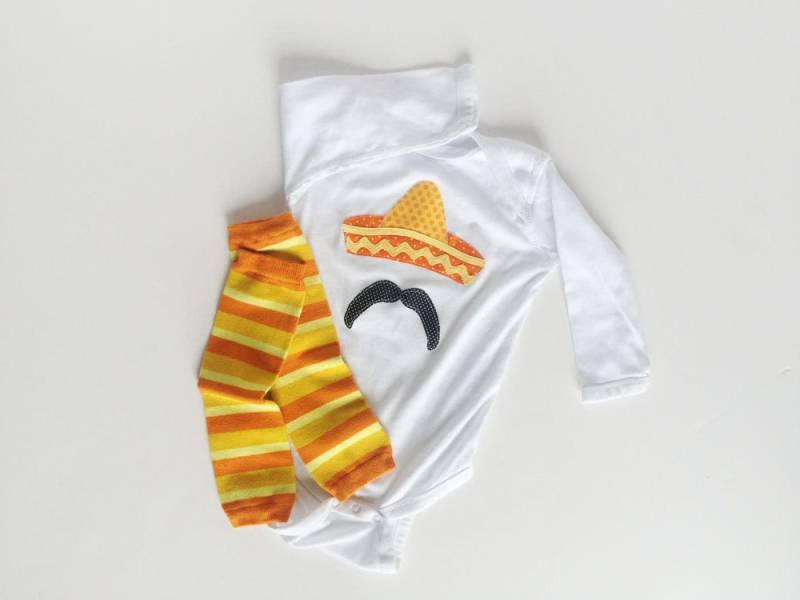 Cinco De Mayo One Piece, Sombrero Und Schnurrbart Bodysuit Mit Hand Gefärbt Baby Stulpen von kakabaka