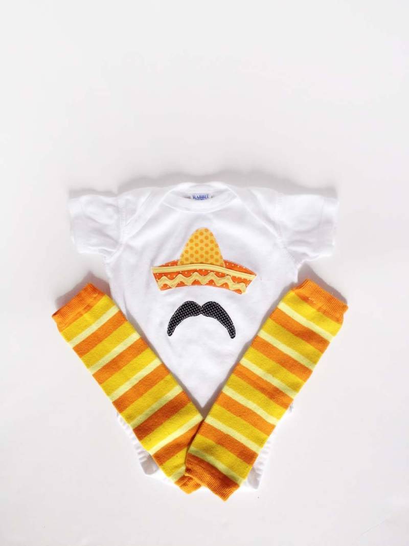Cinco De Mayo One Piece, Sombrero Und Schnurrbart Bodysuit Mit Hand Gefärbt Baby Stulpen von kakabaka