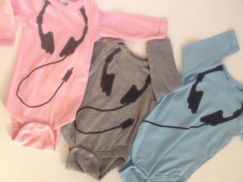 Dj Kopfhörer Baby Bodysuit Einteiler Rosa Blau Grau Weiß Dj Kopfhörer Baby Bodysuit Einteiler Rosa Blau Grau Weiß von kakabaka