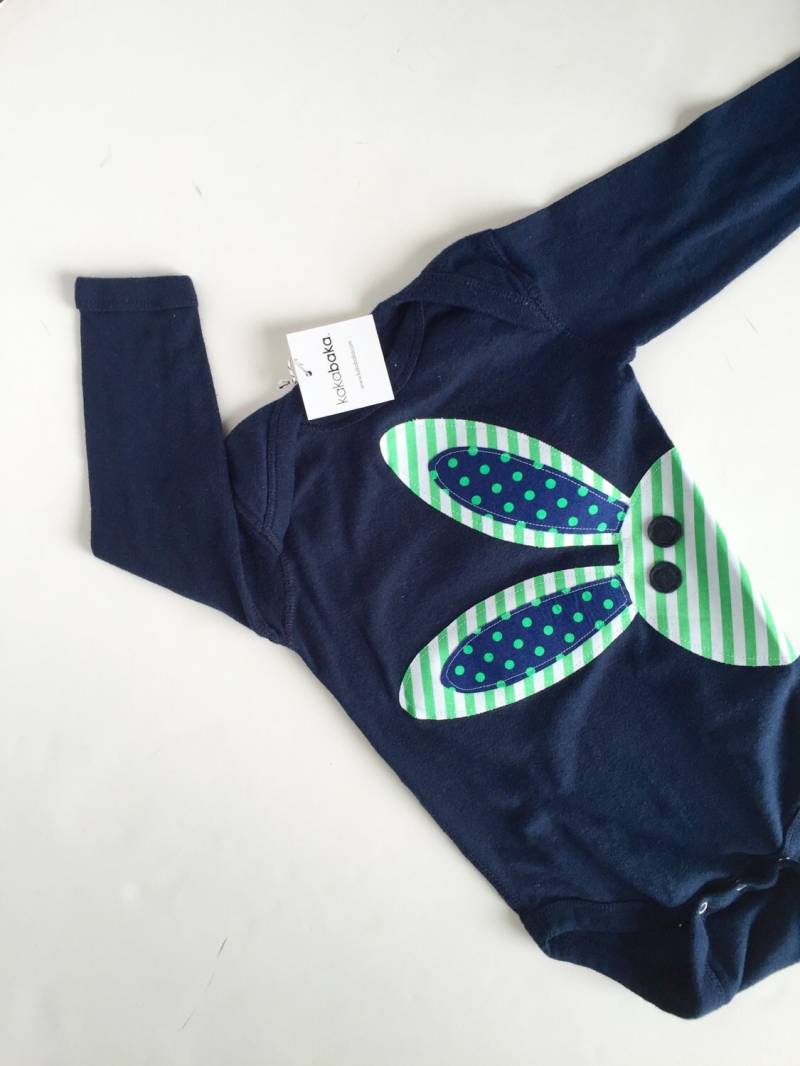 Easter Bunny Rabbit One Piece - Navy-Blau Und Grün, Junge Ostern Bodysuit von kakabaka