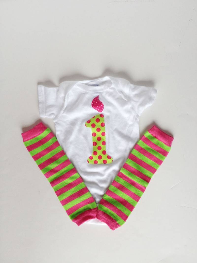 Ersten Geburtstag Nummer Eins 1 Kerze Weißer Body Mit Rosa Und Grün Gestreifte Beinwärmer von kakabaka