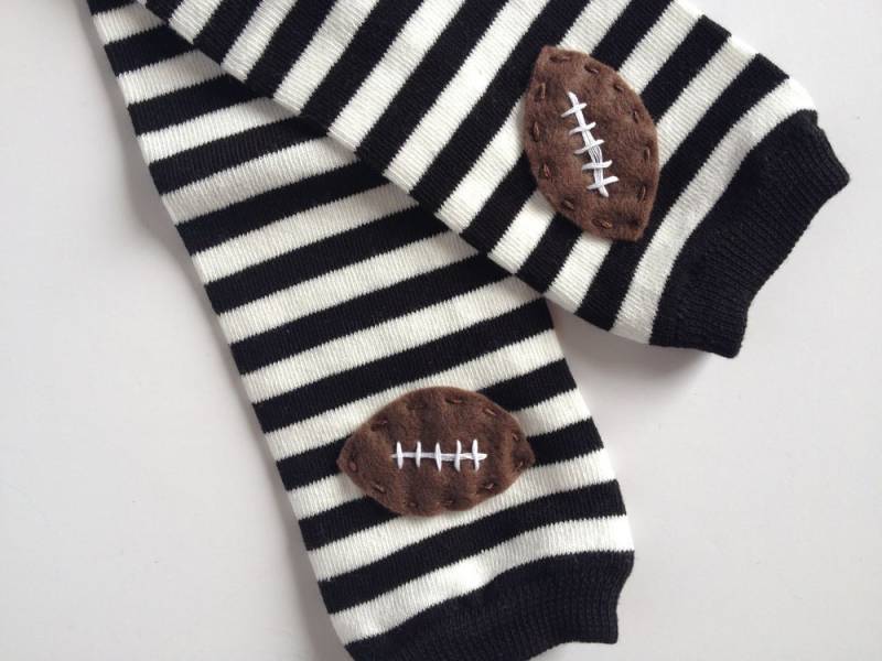 Fußball Baby Stulpen Schwarze Und Weiße Streifen Mit Fußbällen von kakabaka