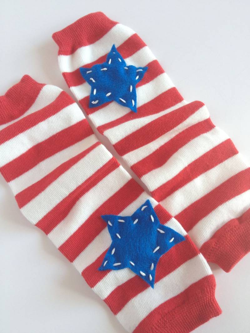 Gestreifte Stern Baby Stulpen Rot Und Weiß Mit Blauer Applikation von kakabaka