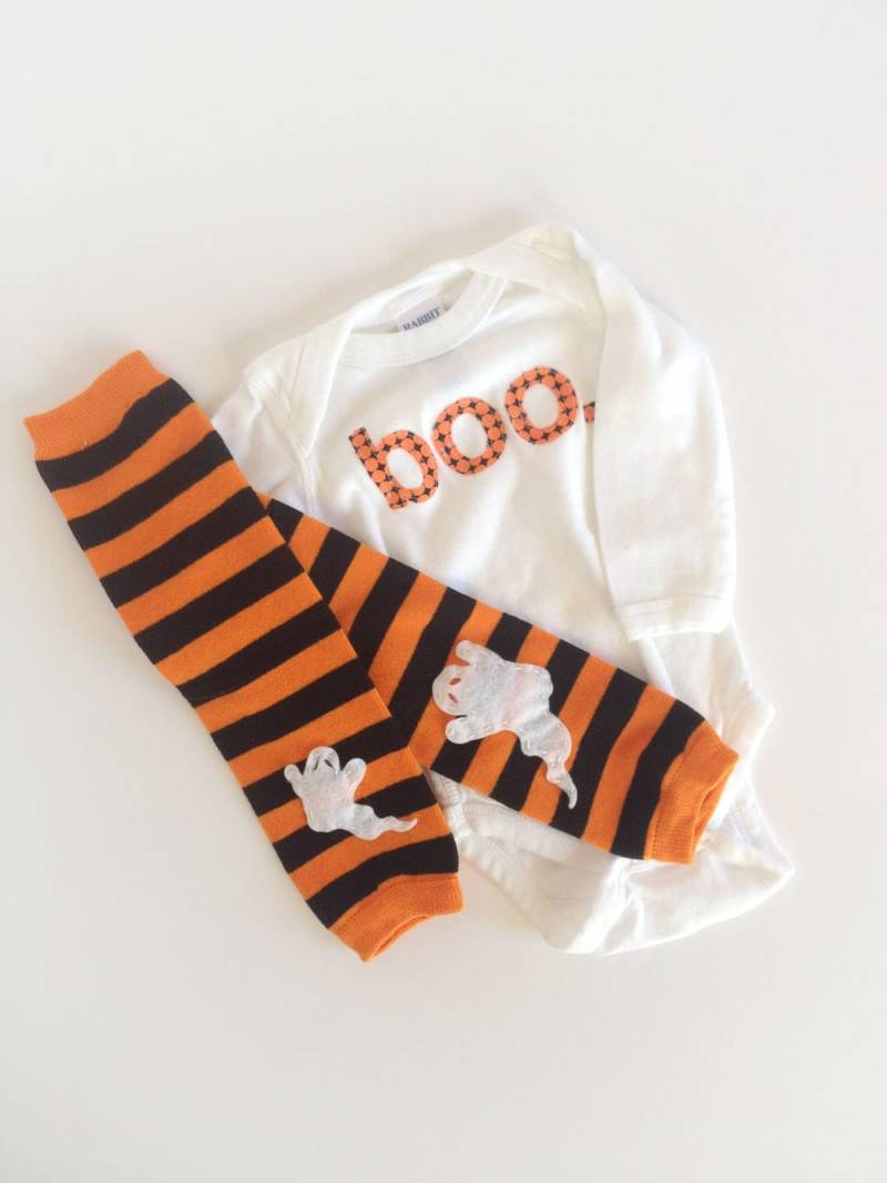 Halloween-Boo-Einteiler Und Gestreift Baby Stulpen Mit Ghost von kakabaka