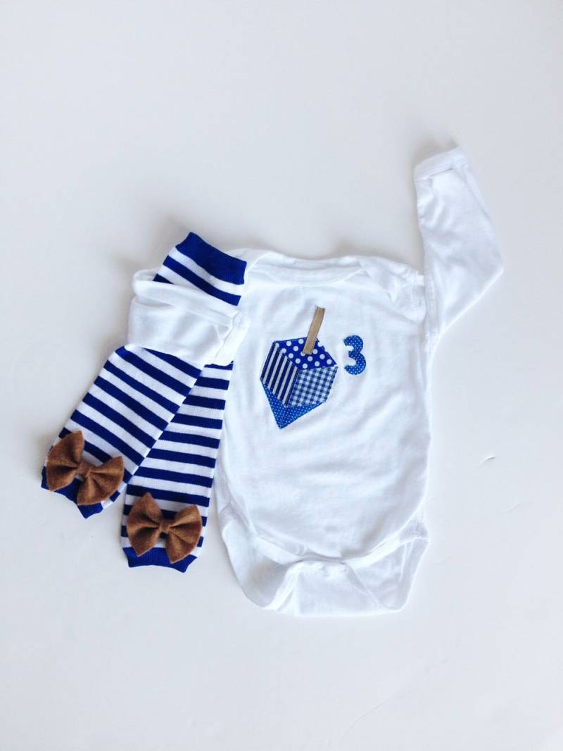 Hanukkah Baby One Piece Und Blau Gestreifte Beinwärmer - Dreidel Chanukka von kakabaka