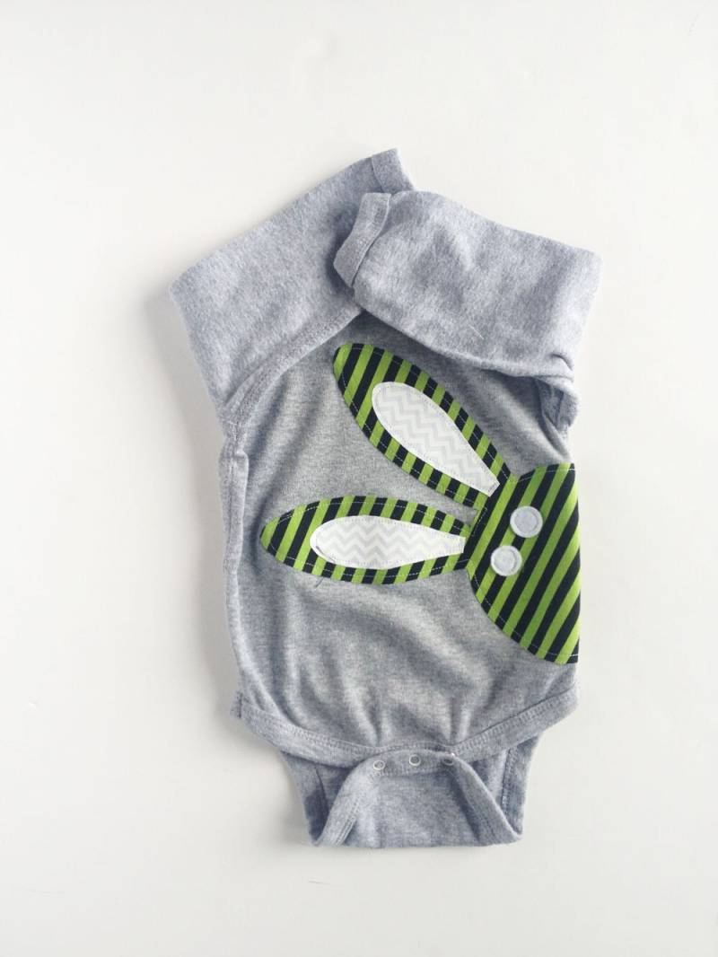 Hase Kaninchen Bodysuit, Grau Und Grün Bunny Rabbit Shirt, Jungen Ostern von kakabaka