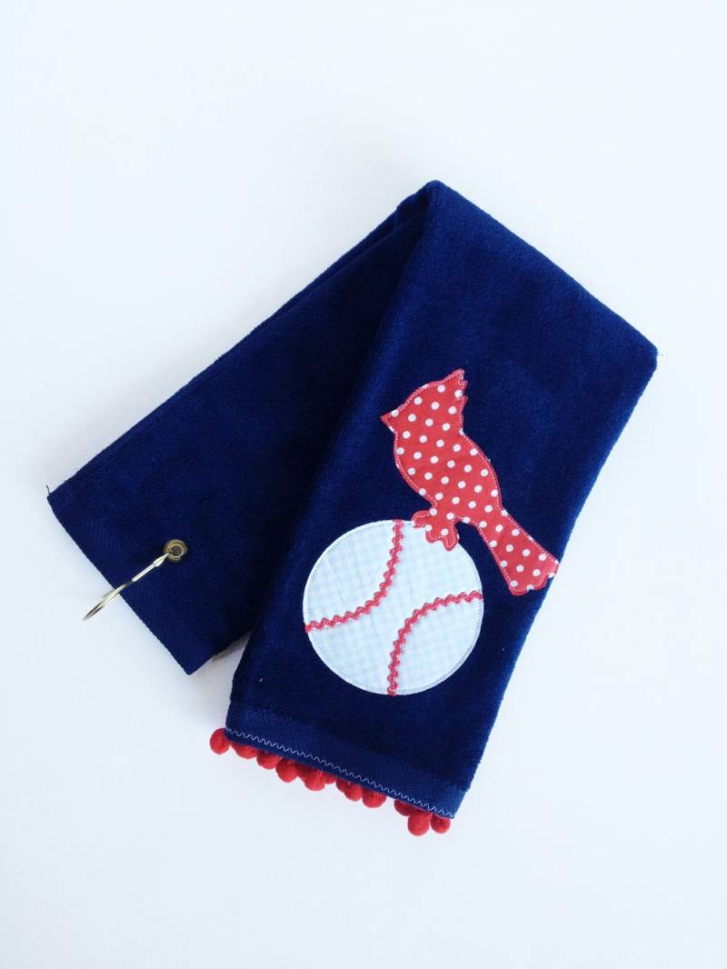 Kardinal Navy Blau Golfhandtuch Mit Pom Poms von kakabaka