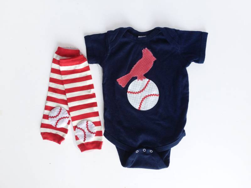 Kardinal Vogel Auf Einem Baseball Ein Stück Mit Roten Und Weißen Beinlinge, St Louis von kakabaka