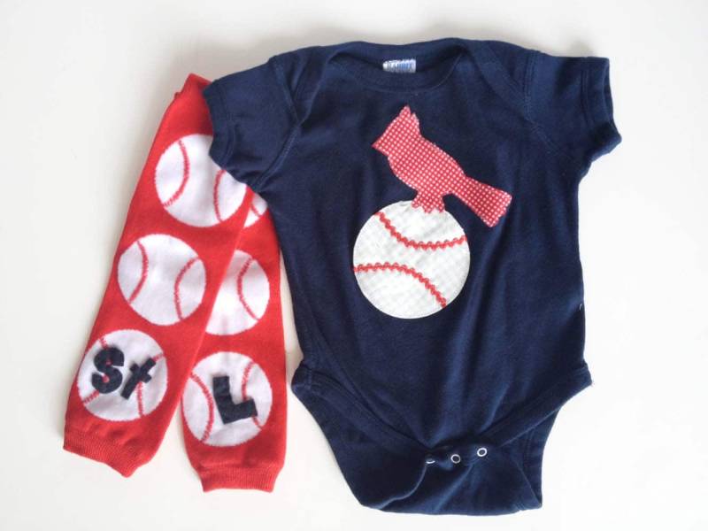 Kardinal Vogel Auf Einem Baseball Ein Stück Mit Roten Und Weißen Stl Stulpen, St Louis Kardinal Vogel Auf Einem Baseball Ein Stück Mit Roten Und Weißen Stl Stulpen, St Louis von kakabaka